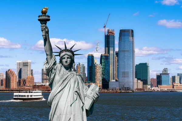 Άγαλμα Της Ελευθερίας Πάνω Από Σκηνή Της Νέας Υόρκης Cityscape — Φωτογραφία Αρχείου
