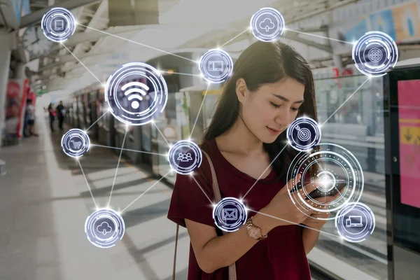 Asiatisk Kvinna Passagerare Passar Med Smarta Mobiltelefonen Trådlös Kommunikation Ansluta — Stockfoto
