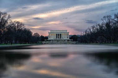 Alacakaranlık saatinde Abraham Lincoln Memorial Sahnesi, Washington Dc, Amerika Birleşik Devletleri, tarih ve kültür seyahat konsepti için