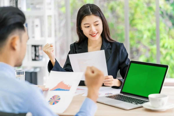 Boss Congratulating Asian Businesswoman Glad Action Successful Project Getting Promote — Stockfoto
