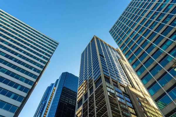 Óculos Escritório Modernos Edifícios Paisagem Urbana Sob Céu Azul Claro — Fotografia de Stock