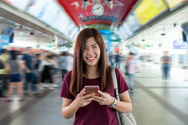 Пасажирка Азіатського Походження Повсякденним Костюмом Допомогою Смарт Мобільного Телефону Під — стокове фото
