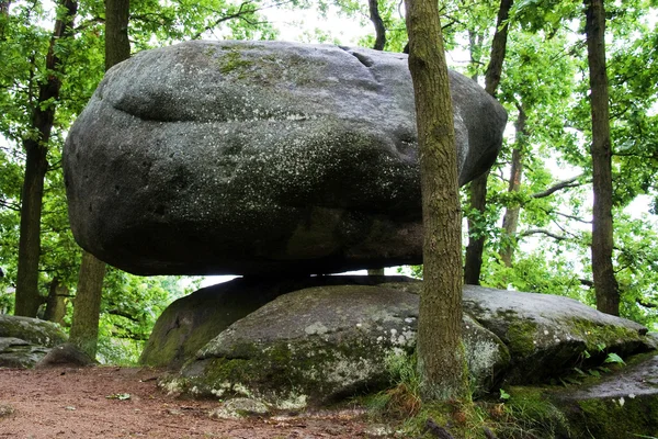 Grande pietra traballante nella foresta — Foto Stock