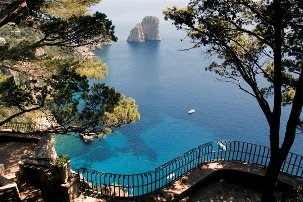 Capri Adası cliff kimden göster — Stok fotoğraf