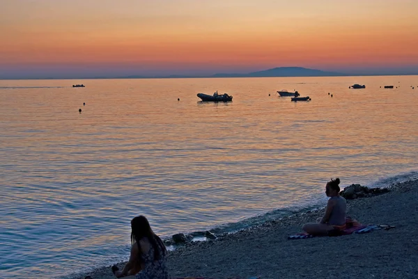 Relaxation in the early evening on the beach — Stock Photo, Image