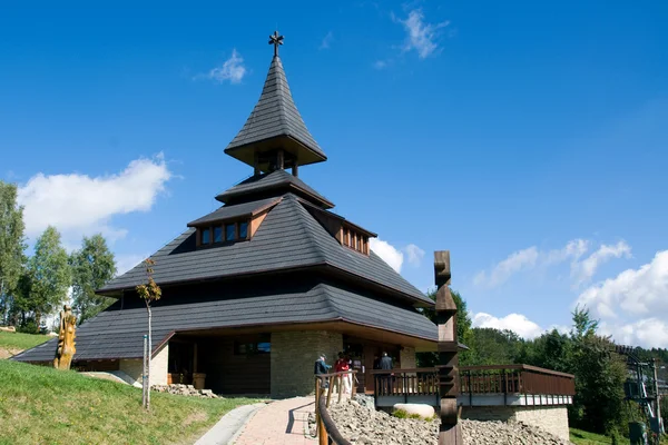 Yeni modern çan kulesi tepenin solan, Moravyalı beskydy mountains, Çek Cumhuriyeti — Stok fotoğraf