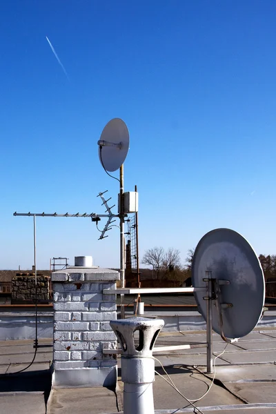 在房子的屋顶上的卫星和电视天线 — 图库照片