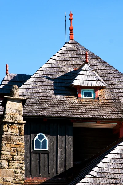用木瓦屋顶的小屋 — 图库照片