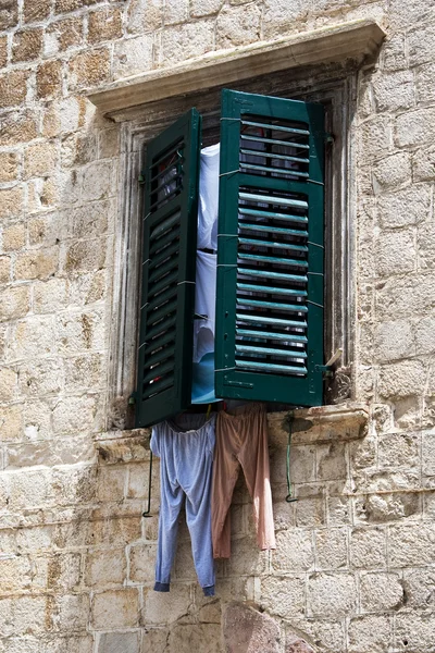 Fenêtre avec volets et linge de maison — Photo