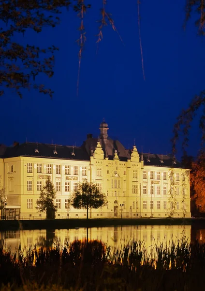 Schoolgebouw in de avond in litovel, Tsjechië — Stockfoto
