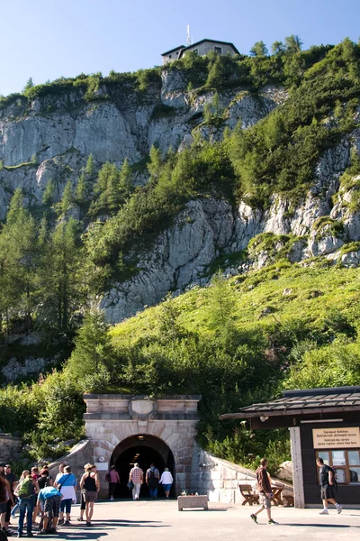 Ingang tunnel tot aan de lift naar hitler's eagle's nest in de buurt van berchtesgaden, Duitsland — Stockfoto