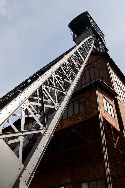 Mijnbouw tower oude kolen mijnschacht — Stockfoto