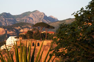 erken akşam görünümünden port sorrento, İtalya