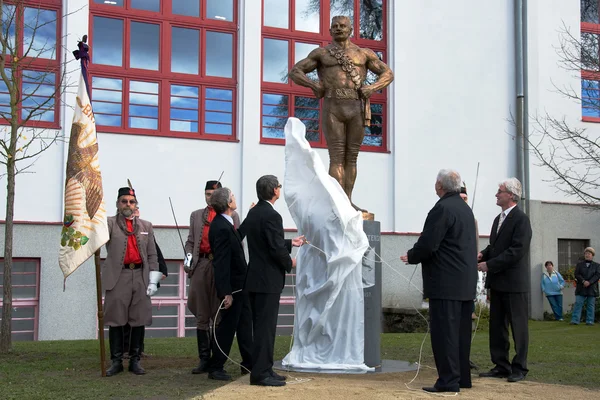 LITOVEL, RÉPUBLIQUE TCHÈQUE - 8 NOVEMBRE 2013 - Dévoilement de la statue du lutteur tchèque Gustav FriXotenskagara — Photo