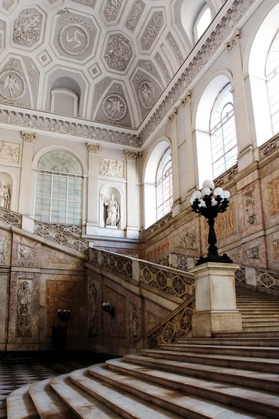 Escadas dentro do Palácio Real em Nápoles, Itália — Fotografia de Stock