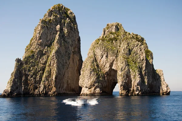 Formação de rochas Faraglioni na ilha Capri — Fotografia de Stock