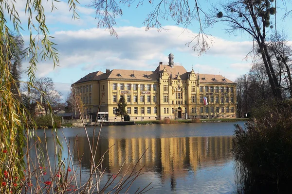 Bâtiment scolaire dans le miroir de l'étang à Litovel, République tchèque — Photo