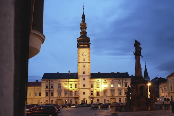 Rathaus mit Rathaussturm am Abend in Feierlaune — Stockfoto