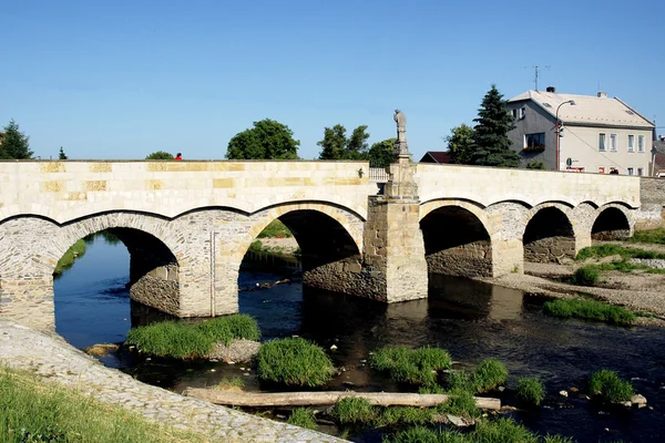 Ban litovel Nepomuki Szent János szobra a kőhíd — Stock Fotó