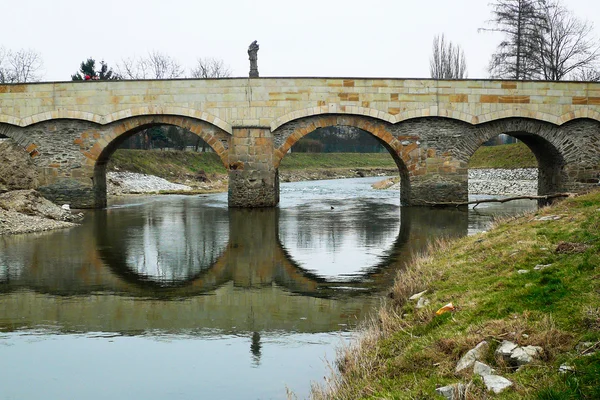 Stenen brug met het standbeeld van Johannes van nepomuk in litovel — Stockfoto