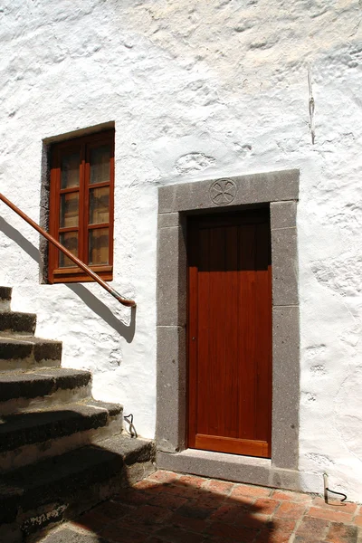 Puerta marrón en un marco de puerta de piedra —  Fotos de Stock