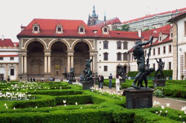 Wallenstein Sarayı bahçelerine aşağıda Prag Kalesi