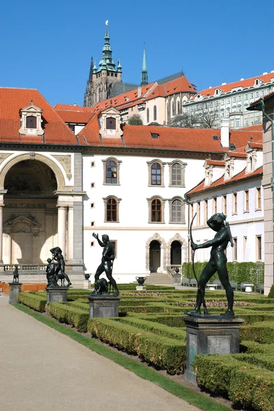 Jardins du Palais Wallenstein sous le Château de Prague — Photo
