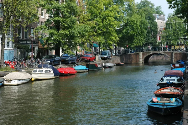 Kanal in amsterdam — Stockfoto