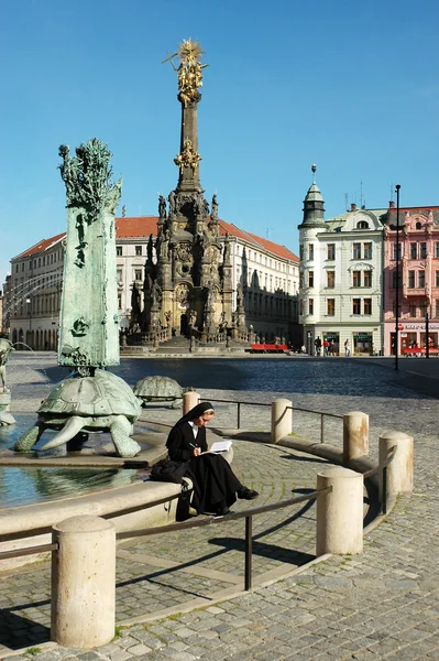 OLOMOUC, CZECH REPUBLIC CIRCA MAY 2005 - Unknown nun sitting on the edge of the fountain — Stock Photo, Image