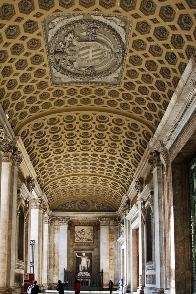 Pasillo de entrada a la Basílica de Letrán San Giovanni en Roma — Foto de Stock