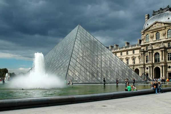 Paris, Frankrike ca augusti 2006 - pyramiden Louvren — Stockfoto