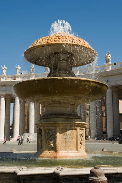 Fuente en la Plaza de San Pedro en el Vaticano — Foto de Stock