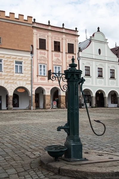 Praça principal em Telc, cidade da UNESCO na República Checa — Fotografia de Stock