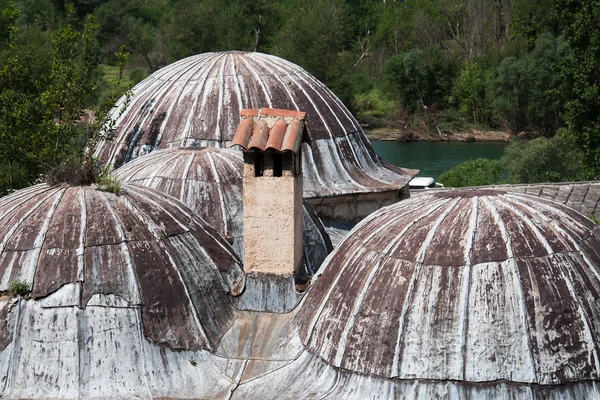 Specjalne metalowe dachu domu w miejscowości Bośni i Hercegowiny — Zdjęcie stockowe