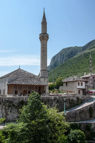 Minaret dans la vieille ville de Mostar — Photo