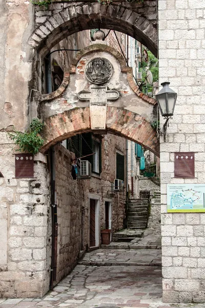 Strada stretta a Kotor, Montenegro Immagine Stock