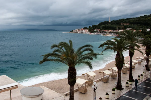 Adriatiska havet på Podgora i Kroatien före stormen — Stockfoto