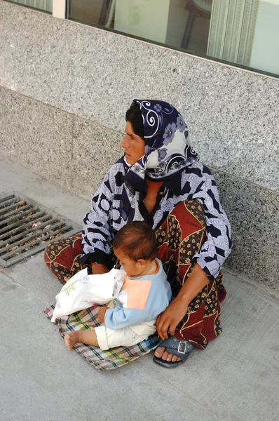 Mulher mendigo pedindo dinheiro em Kusadasi, Turquia — Fotografia de Stock