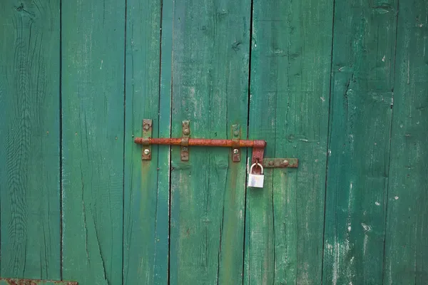 Mörk grön låst dörr — Stockfoto