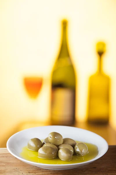 Zeytin tabağı üzerinde