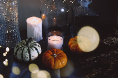 Mumlar ve pompalama ile sıcacık sonbahar ev dekorasyonu.