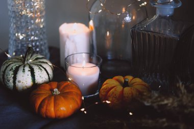 Mumlar ve pompalama ile sıcacık sonbahar ev dekorasyonu.