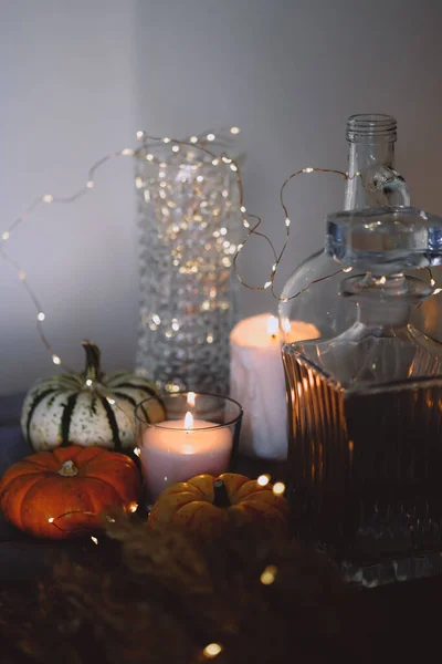 Затишний осінній домашній декор зі свічками та качалкою . — стокове фото