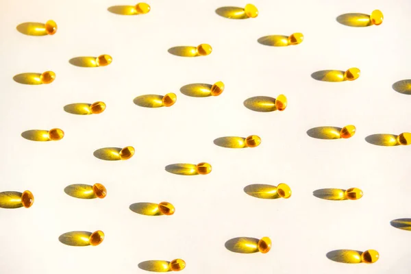 Capsule gialle di nutraceutici in cucchiaio. Pillole e farmaci. — Foto Stock