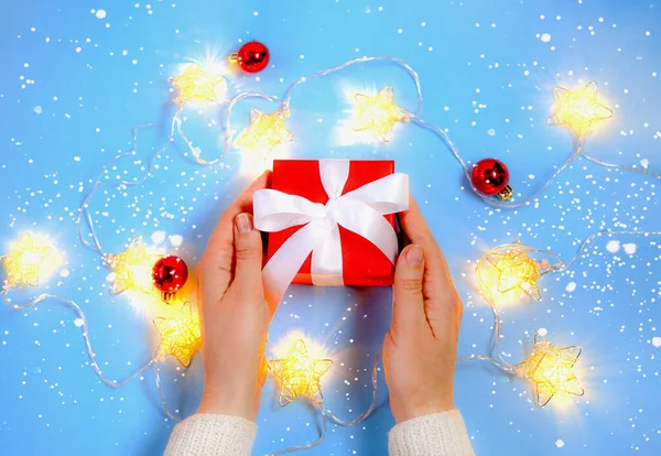 Hembra manos tomando rojo Navidad caja de regalo — Foto de Stock