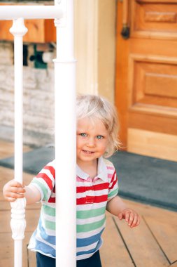 Sevimli küçük mutlu sarışın çocuk.