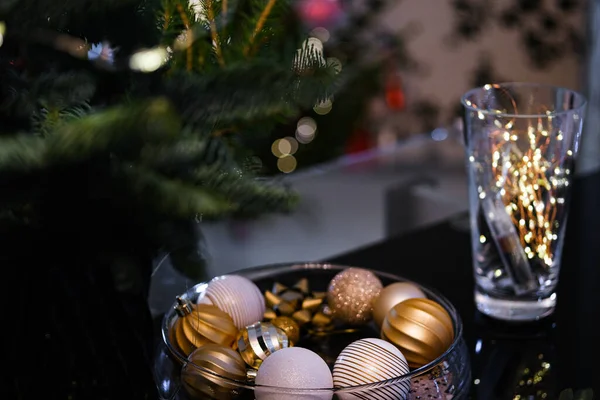 Golden snowflake decoration on Christmas tree — стоковое фото