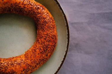 Geleneksel Türk simidi simit, yaşam ve fermente edilmiş içecek ayran.