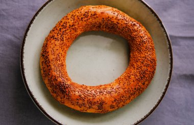 Geleneksel Türk simidi simit, yaşam ve fermente edilmiş içecek ayran.