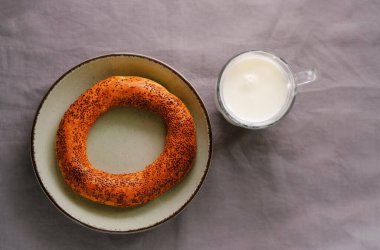 Geleneksel Türk simidi simit, yaşam ve fermente edilmiş içecek ayran.